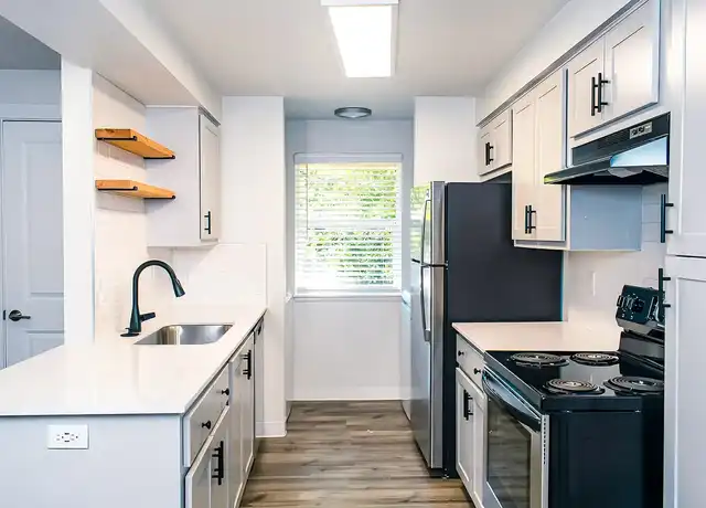 Property at Courtside Apartments - 5817 SW Beaverton Hillsdale Hwy, Portland, OR, 97221, 1-2 bed, 1-2 bath, [object Object]