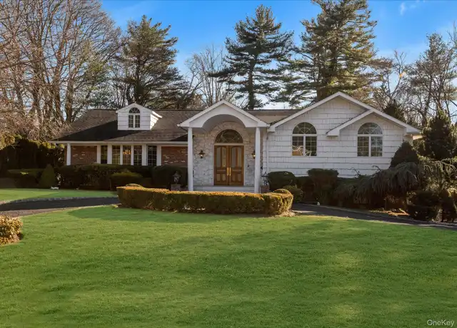 Property at 200 Hummingbird Dr, Roslyn, NY, 11576, 4 beds, 3.5 baths, [object Object]