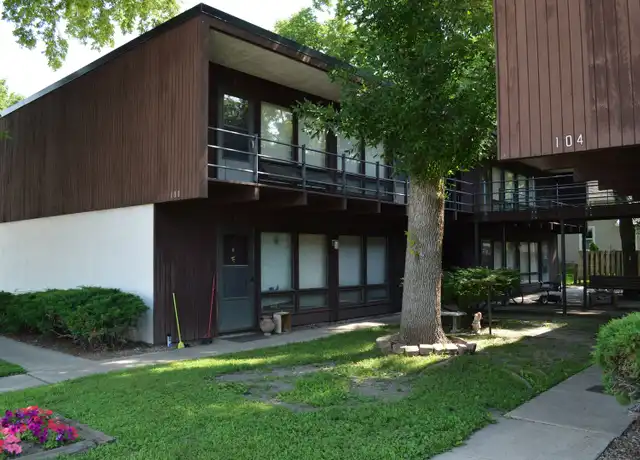 Property at 100 S 8th St Unit 2, Clear Lake, IA, 50428, 1 bed, 1 bath, [object Object]