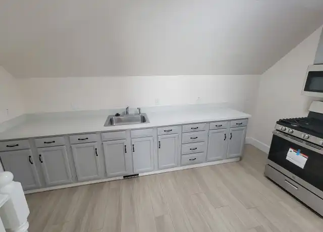 Property at 9 Bartlett St Apt 3, Beverly, MA, 01915, 1 bed, 1 bath, [object Object]
