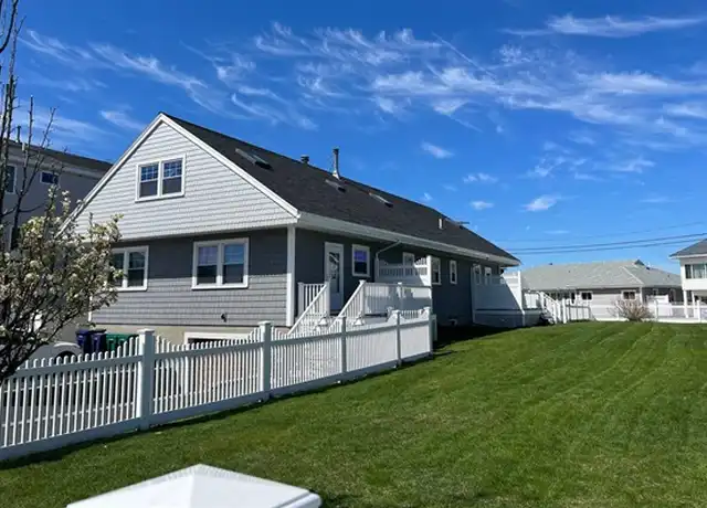 Property at 32 Campton St, Hampton, NH, 03842, 3 beds, 1 bath, [object Object]
