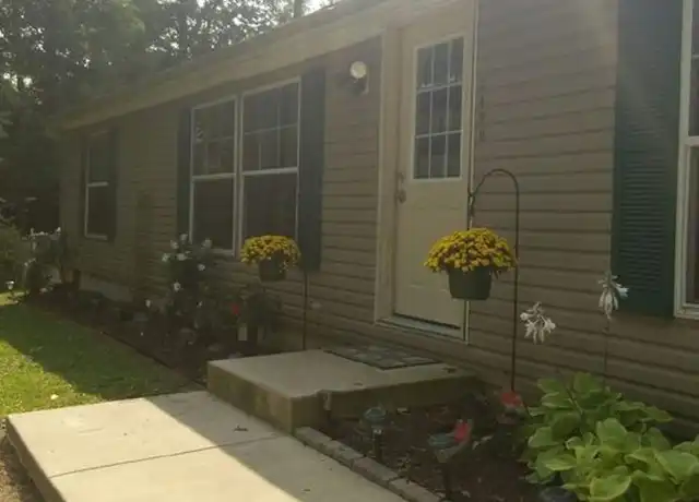 Property at 2490 S Woodland Trl, Warsaw, IN, 46580, 3 beds, 2 baths, [object Object]