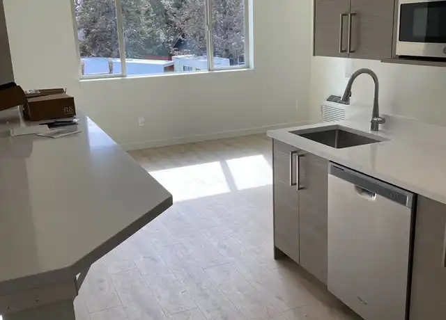 Property at 202 SW Maricopa Dr Unit B, Bend, OR, 97702, 1 bed, 1 bath, [object Object]