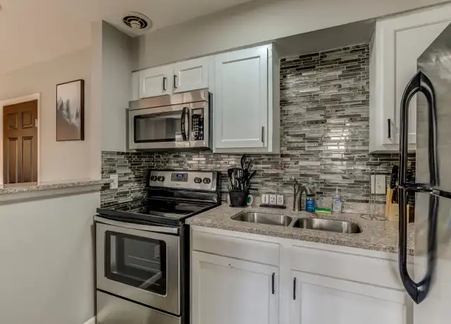 Property at 330 Oakland Ave Unit 102, Royal Oak, MI, 48067, 1 bed, 1 bath, [object Object]