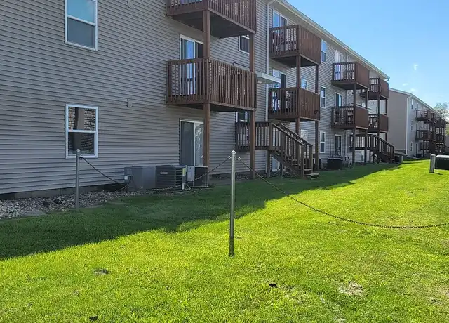 Property at Westporte Apartments - 2805 W Larchmont Ln, Peoria, IL, 61615, 1-2 bed, 1 bath, [object Object]