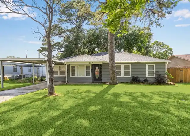 Property at 403 W Oak St, Highlands, TX, 77562, 3 beds, 1 bath, [object Object]