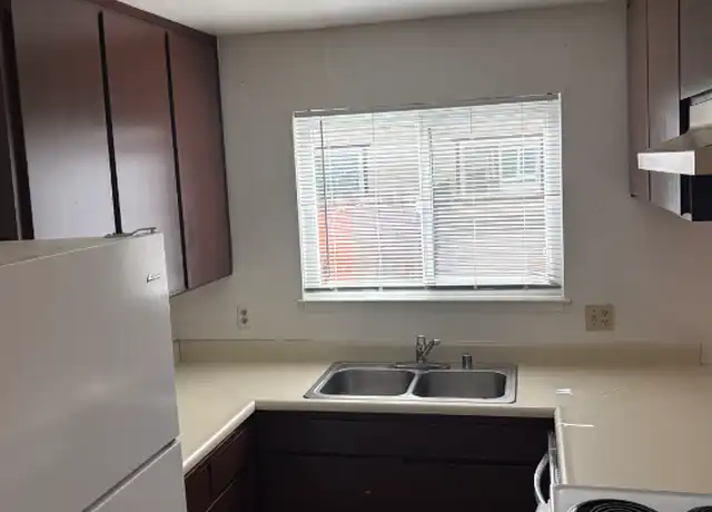 Property at 1090 W D St Unit C, Lemoore, CA, 93245, 1 bed, 1 bath, [object Object]
