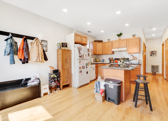 Photo of 2425 N Greenview Ave Unit 2R, Chicago, IL 60614
