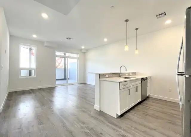 Property at 302 Broadway Unit 304, Everett, MA, 02149, 1 bed, 1 bath, [object Object]