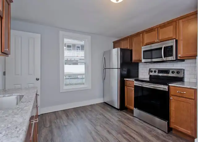 Property at 10 King St Apt 1, Westfield, MA, 01085, 3 beds, 1 bath, [object Object]