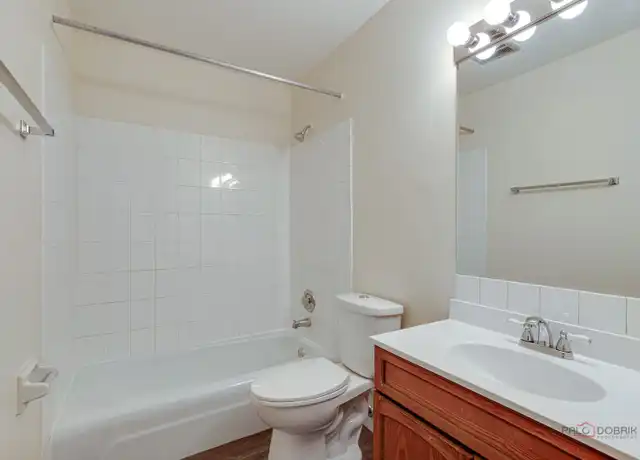 Property at 550 Deepwoods Dr Unit 1H, Mundelein, IL, 60060, 1 bed, 1 bath, [object Object]