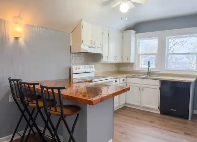 Property at 72 W 17th St Unit Upper, Holland, MI, 49423, 2 beds, 1 bath, [object Object]