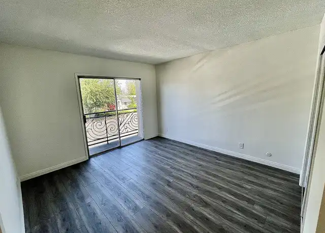 Property at Encino Town & Country - 17400 Burbank Blvd, Encino, CA, 91316, 1 bed, 1 bath, [object Object]