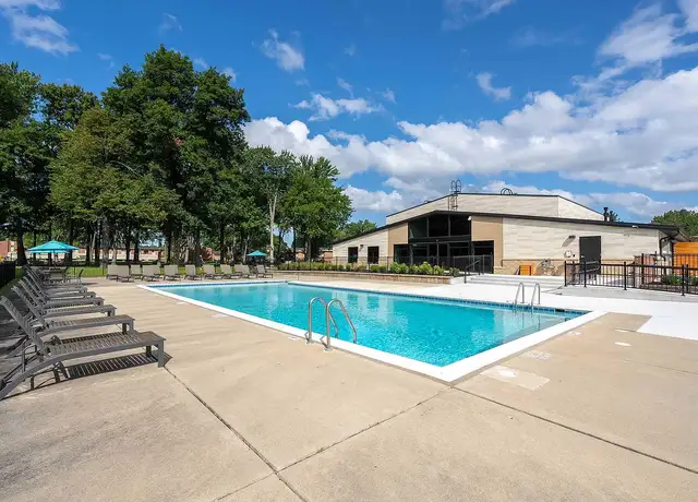 Photo of 1911 Golfview Dr, Troy, MI 48084