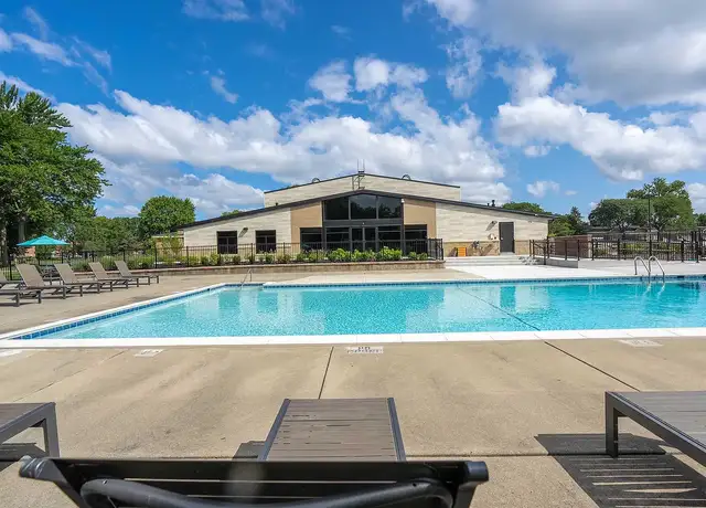 Photo of 1911 Golfview Dr, Troy, MI 48084
