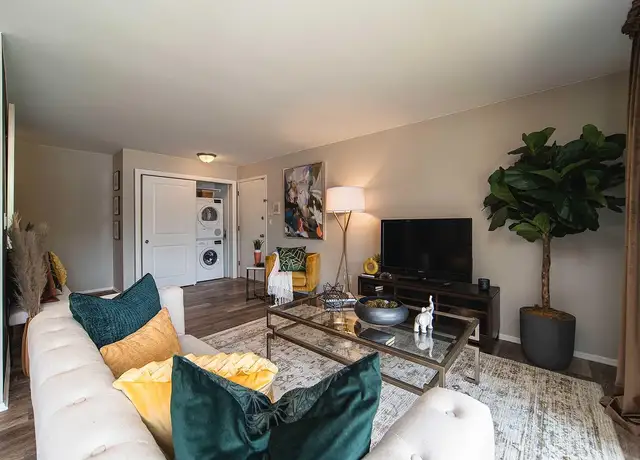 Photo of 1911 Golfview Dr, Troy, MI 48084