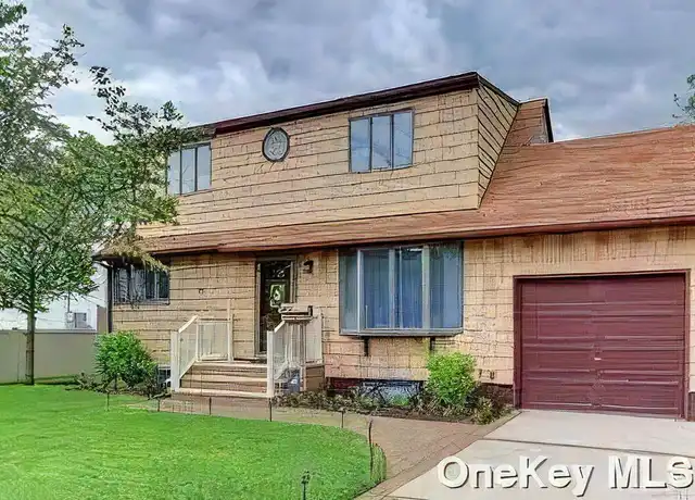 Property at 290 40th St, Lindenhurst, NY, 11757, 1 bed, 1 bath, [object Object]