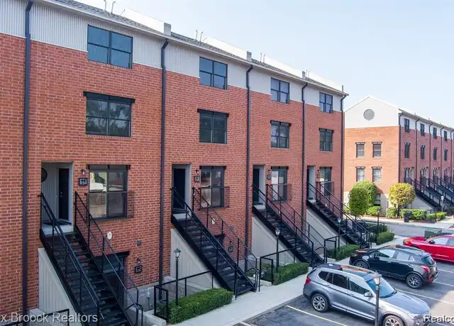 Property at 638 W 11 Mile Rd, Royal Oak, MI, 48067, 2 beds, 2.5 baths, [object Object]