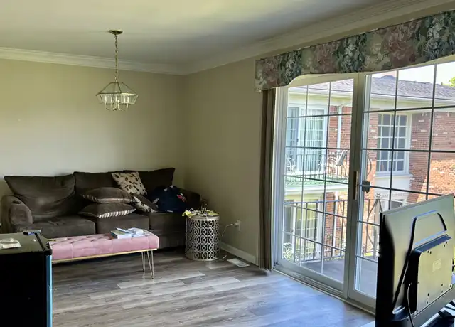 Property at 474 N Fox Hills Dr, Bloomfield Twp, MI, 48304, 1 bed, 1 bath, [object Object]