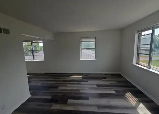 Property at 2908 N Rockwood Dr, Peoria, IL, 61604, 1 bed, 1 bath, [object Object]
