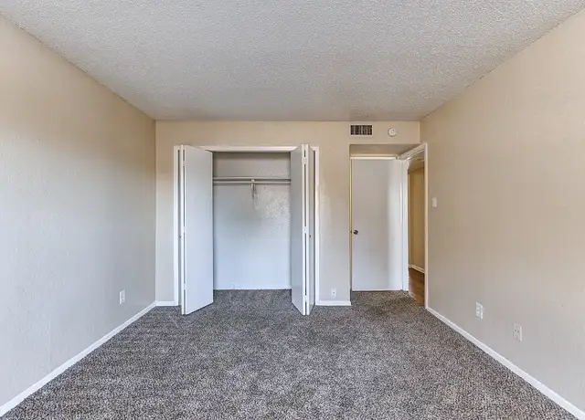 Photo of 2082 Knoll Crest Dr, Arlington, TX 76014