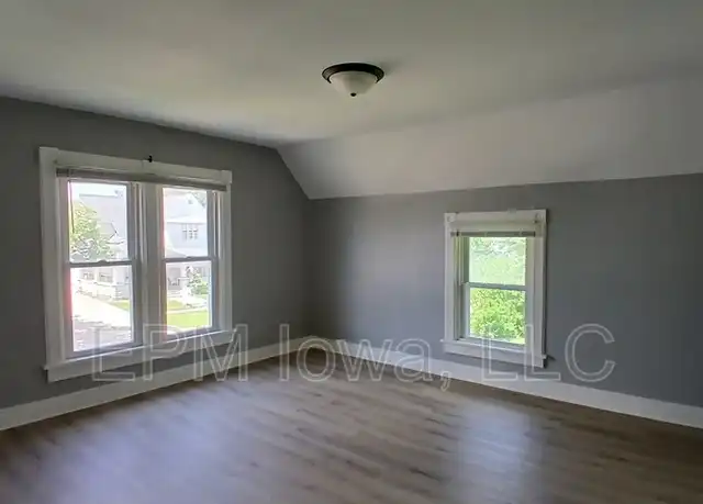 Property at 949 13th St Unit 3, Marion, IA, 52302, 2 beds, 1 bath, [object Object]