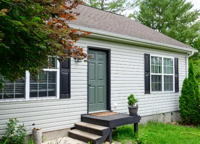 Property at 24 Oakcrest Dr, Asheville, NC, 28806, 3 beds, 2 baths, [object Object]