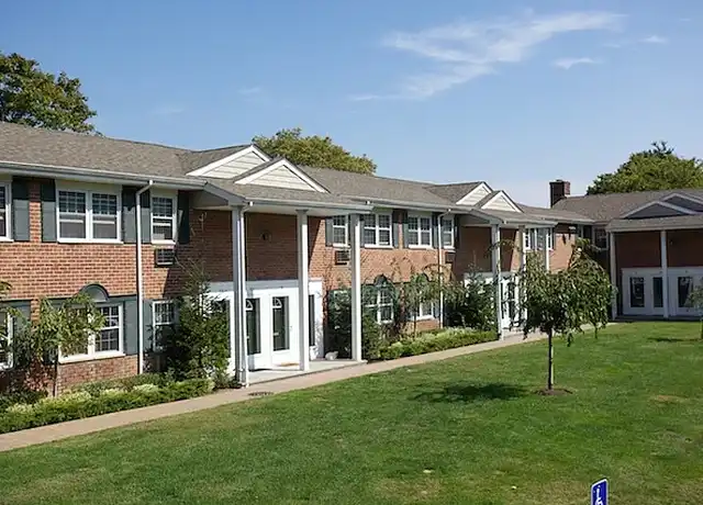 Property at Fairfield Arms At Bay Shore - 80 S Clinton Ave, Bay Shore, NY, 11706, 2 beds, 1 bath, [object Object]