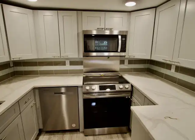 Property at 1 Whites Pl, Bloomington, IL, 61701, 1 bed, 1 bath, [object Object]