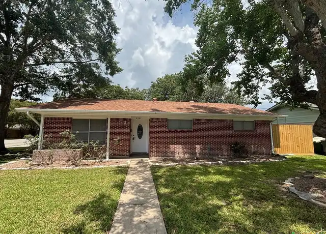 Property at 2502 E Poplar Ave, Victoria, TX, 77901, 3 beds, 2 baths, [object Object]