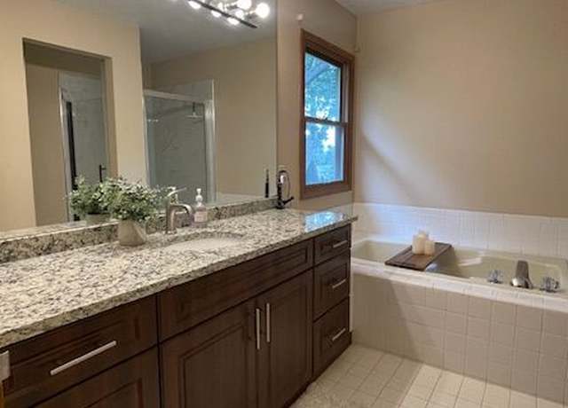 Photo of 19036 Glengarry Dr, Livonia, MI 48152
