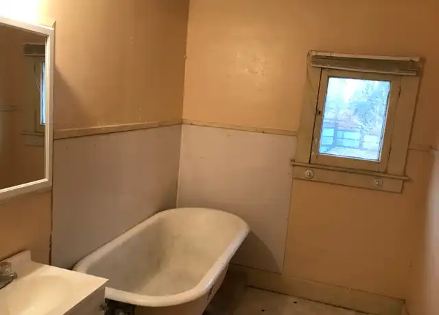 Property at 2204 E Broadway, Logansport, IN, 46947, 1 bed, 1 bath, [object Object]
