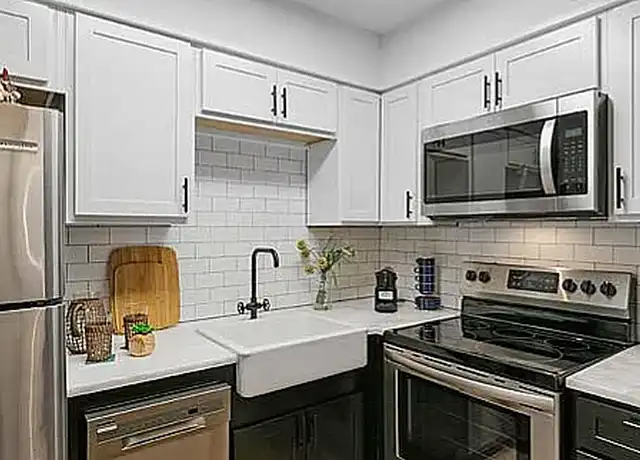 Property at Courtyard @ Ironworks - 1070 Poplar Ave, Memphis, TN, 38105, 1-2 bed, 1 bath, [object Object]