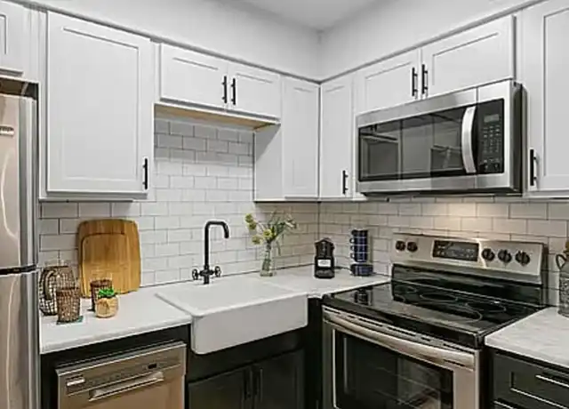 Property at Courtyard @ Ironworks - 1070 Poplar Ave, Memphis, TN, 38105, 2 beds, 1 bath, [object Object]