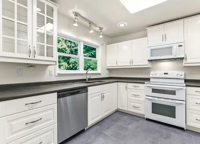 Property at 9877 SE 33rd Ave, Portland, OR, 97222, 3 beds, 2 baths, [object Object]