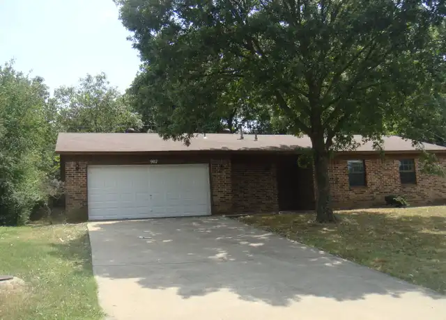 Property at 907 W 17th Ter, Russellville, AR, 72801, 3 beds, 2 baths, [object Object]