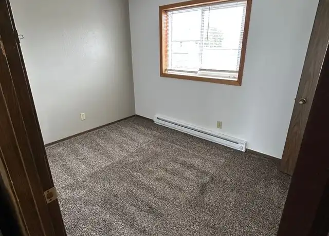 Property at 3719 W 9th St, Waterloo, IA, 50702, 1 bed, 1 bath, [object Object]