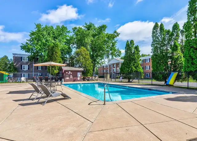 Property at Larpenteur Manor - 1740 Larpenteur Ave W, Saint Paul, MN, 55113, 0-1 beds, 1 bath, [object Object]