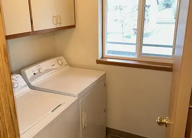 Photo of 17376 NE Couch St, Portland, OR 97230
