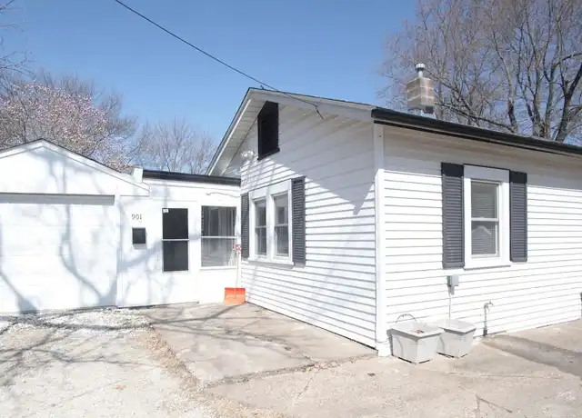 Property at 901 28th 1/2 St, Bettendorf, IA, 52722, 2 beds, 1 bath, [object Object]