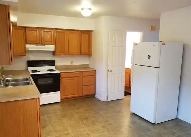 Property at 2421 Royal Dr, Cedar Falls, IA, 50613, 3 beds, 1.5 baths, [object Object]