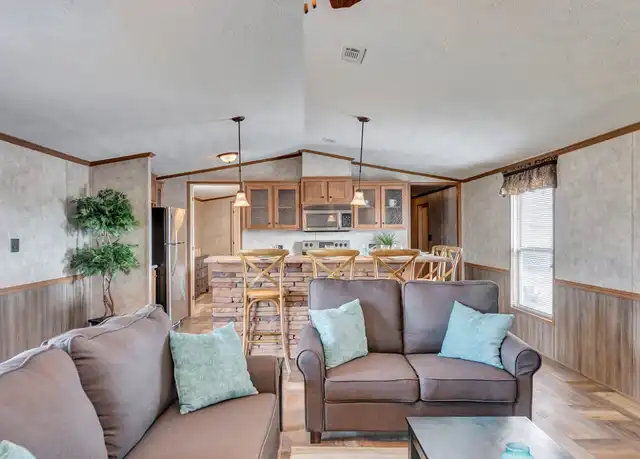 Property at 1606 Avenue Z, Hondo, TX, 78861, 4 beds, 2 baths, [object Object]