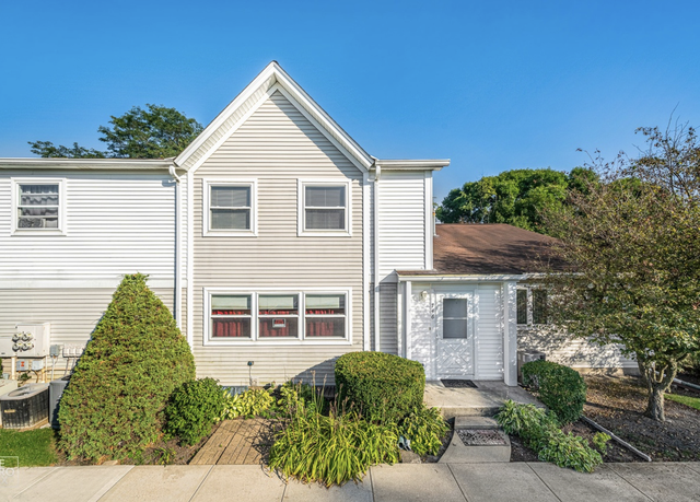 Photo of 746 Inverrary Ln, Deerfield, IL 60015