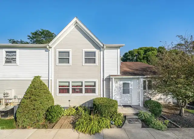 Property at 746 Inverrary Ln, Deerfield, IL, 60015, 2 beds, 1.5 baths, [object Object]