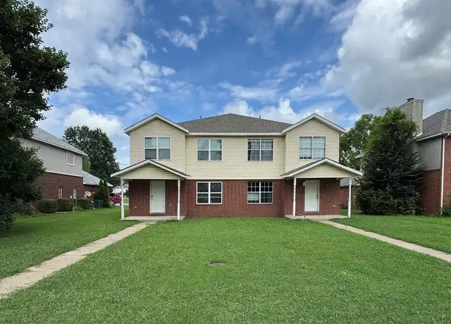 Property at 910 N Meadowlands Dr, Fayetteville, AR, 72704, 4 beds, 2.5 baths, [object Object]