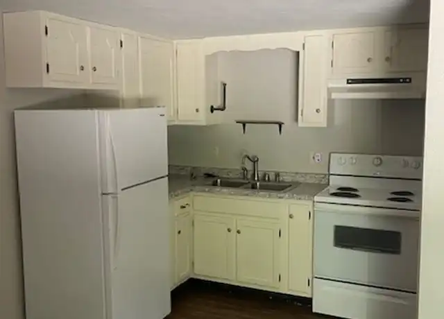 Property at 1107 Pekin Ave Unit B, Creve Coeur, IL, 61610, 1 bed, 1 bath, [object Object]