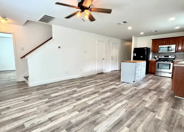 Property at 529 W Metcalfe St, Hutto, TX, 78634, 5 beds, 2 baths, [object Object]