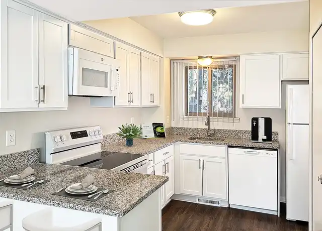 Property at Weatherstone Townhomes North - 29900 Franklin Rd, Southfield, MI, 48034, 2 beds, 2.5-3 baths, [object Object]