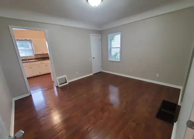 Property at 2919 E Walnut St, Des Moines, IA, 50317, 2 beds, 1 bath, [object Object]
