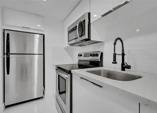 Property at 1114 Douglas Rd Unit 4, Coral Gables, FL, 33134, 1 bed, 1 bath, [object Object]